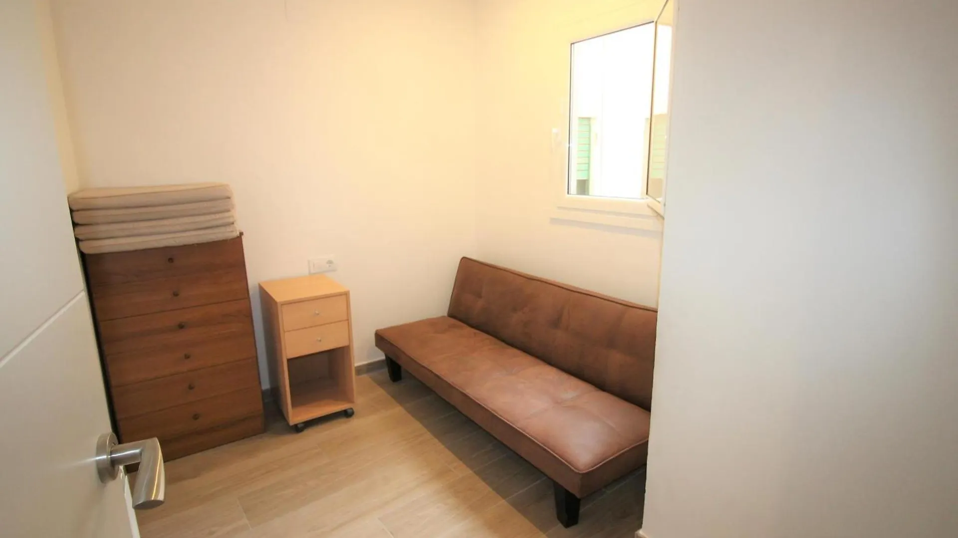 Apartamento Moderno Y Renovado A 50M De La Playa En Llanca, Con 3 Habitaciones Y Balcon - Es-228-68 0*,  Spanyolország