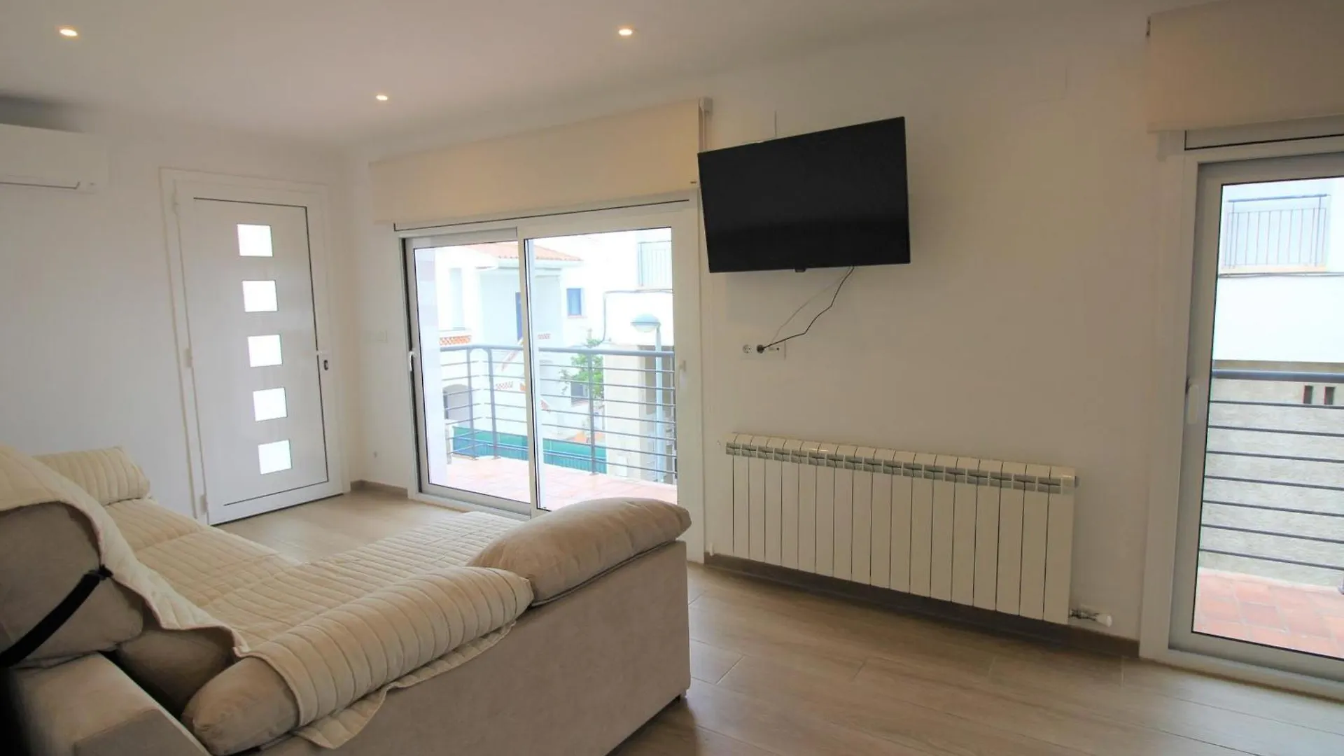 Apartamento Moderno Y Renovado A 50M De La Playa En Llanca, Con 3 Habitaciones Y Balcon - Es-228-68 Apartman