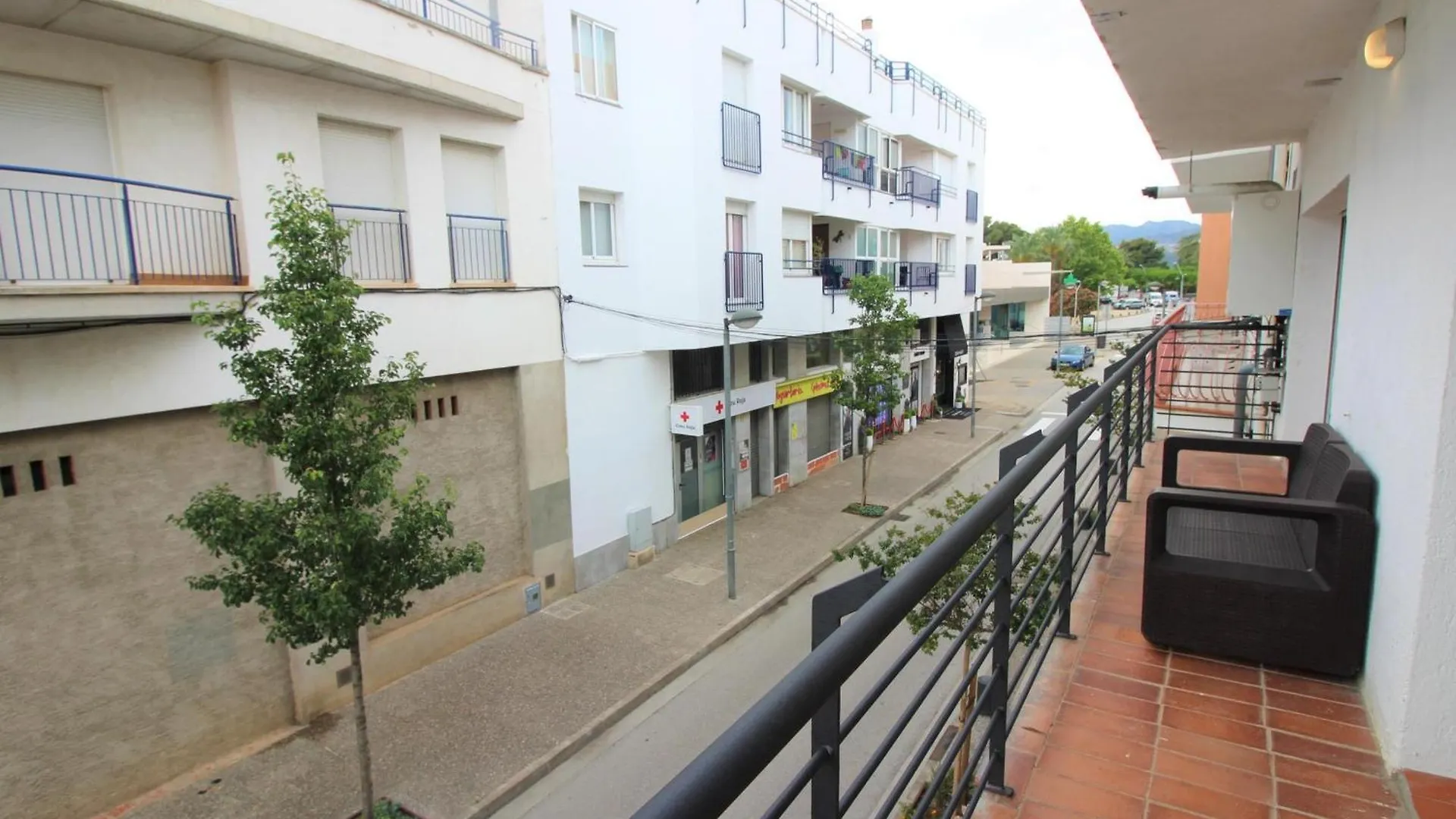 Apartamento Moderno Y Renovado A 50M De La Playa En Llanca, Con 3 Habitaciones Y Balcon - Es-228-68