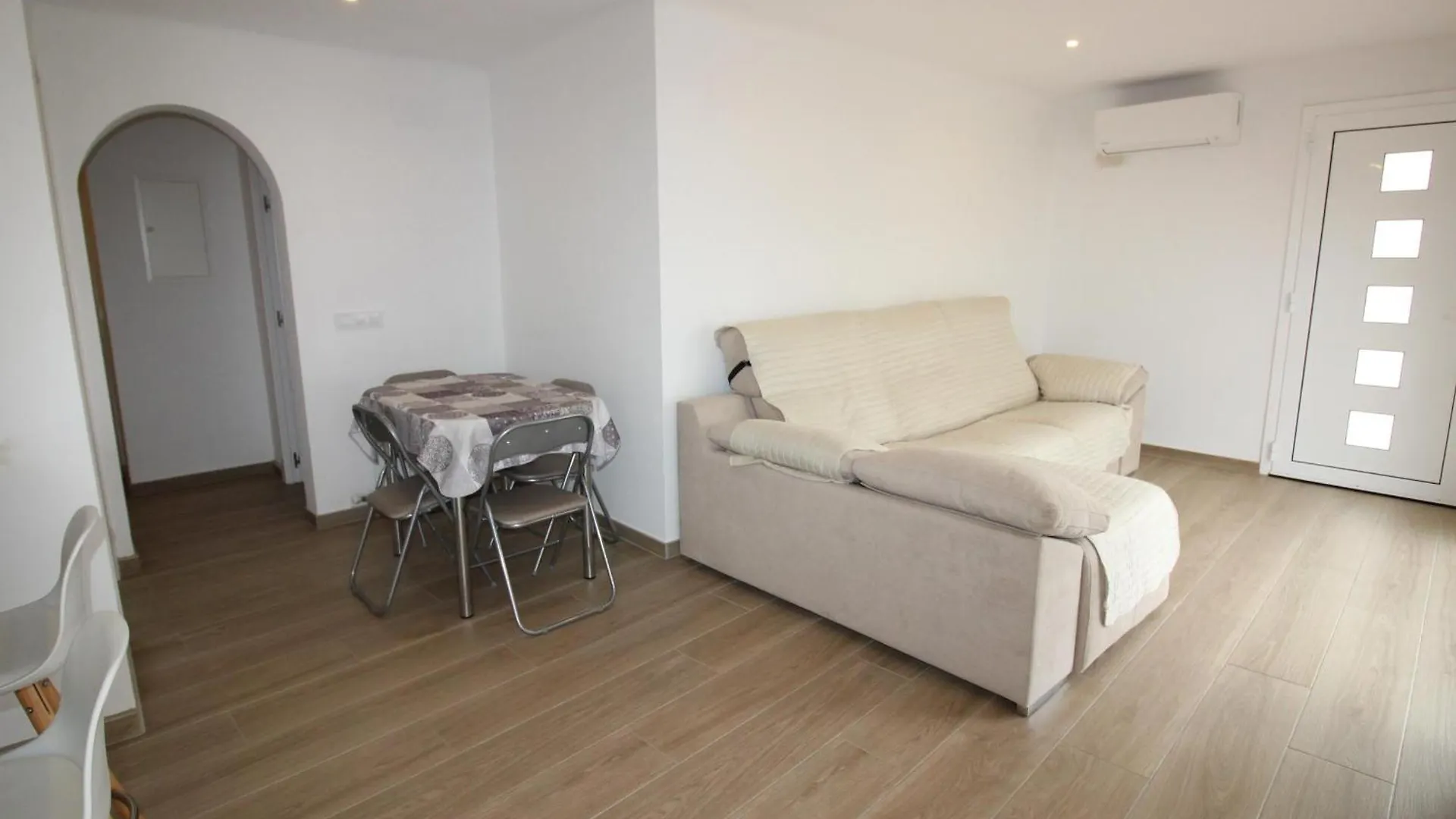 Apartman Apartamento Moderno Y Renovado A 50M De La Playa En Llanca, Con 3 Habitaciones Y Balcon - Es-228-68