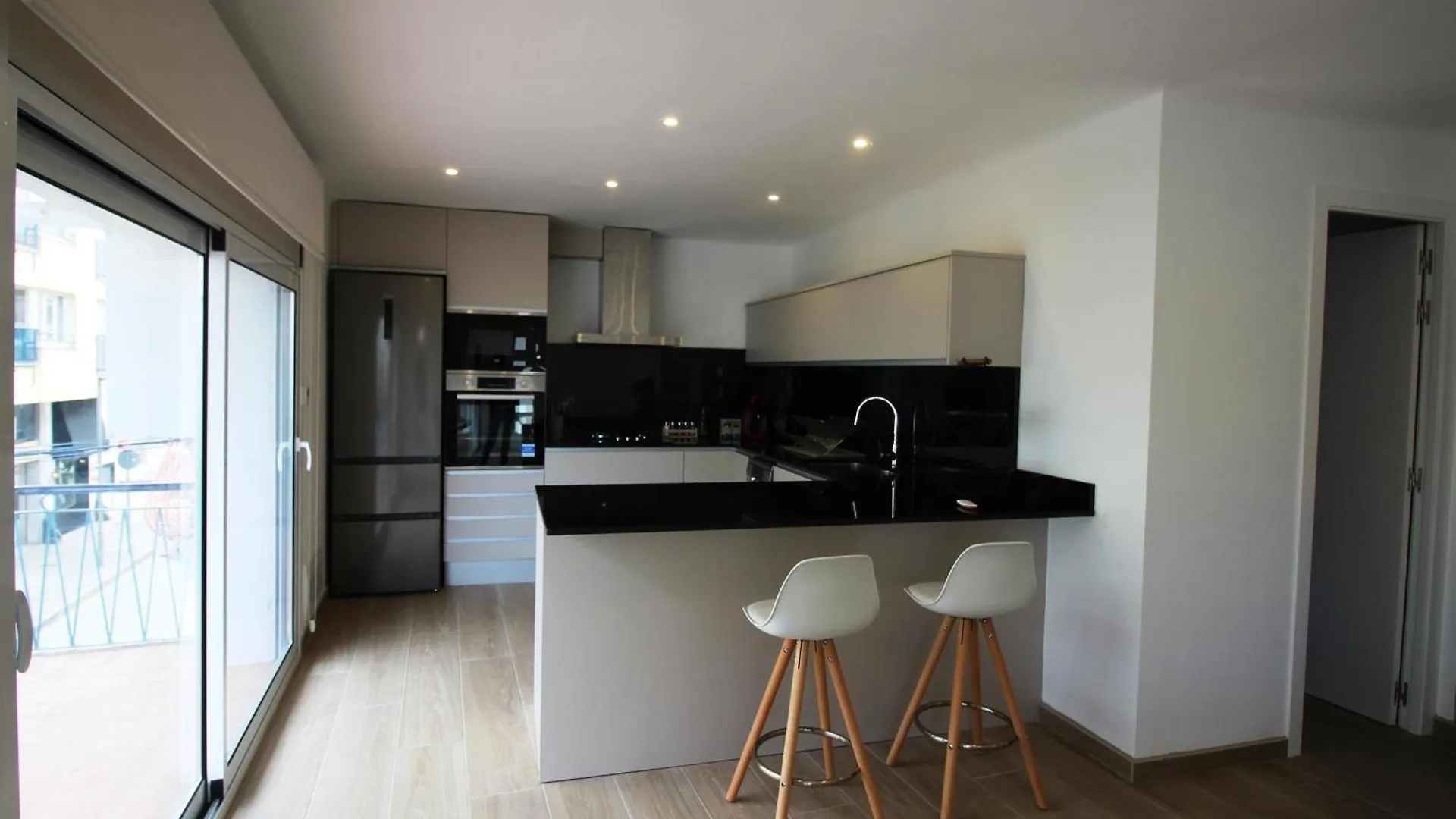 Apartamento Moderno Y Renovado A 50M De La Playa En Llanca, Con 3 Habitaciones Y Balcon - Es-228-68 0*,