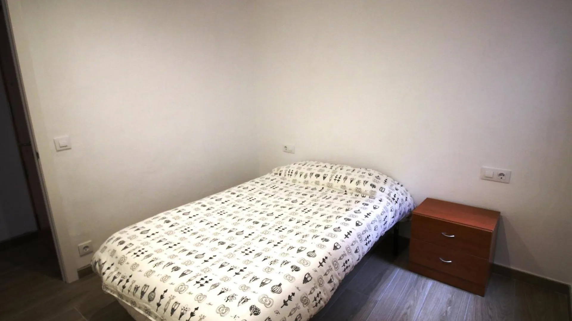 Apartamento Moderno Y Renovado A 50M De La Playa En Llanca, Con 3 Habitaciones Y Balcon - Es-228-68 Apartman